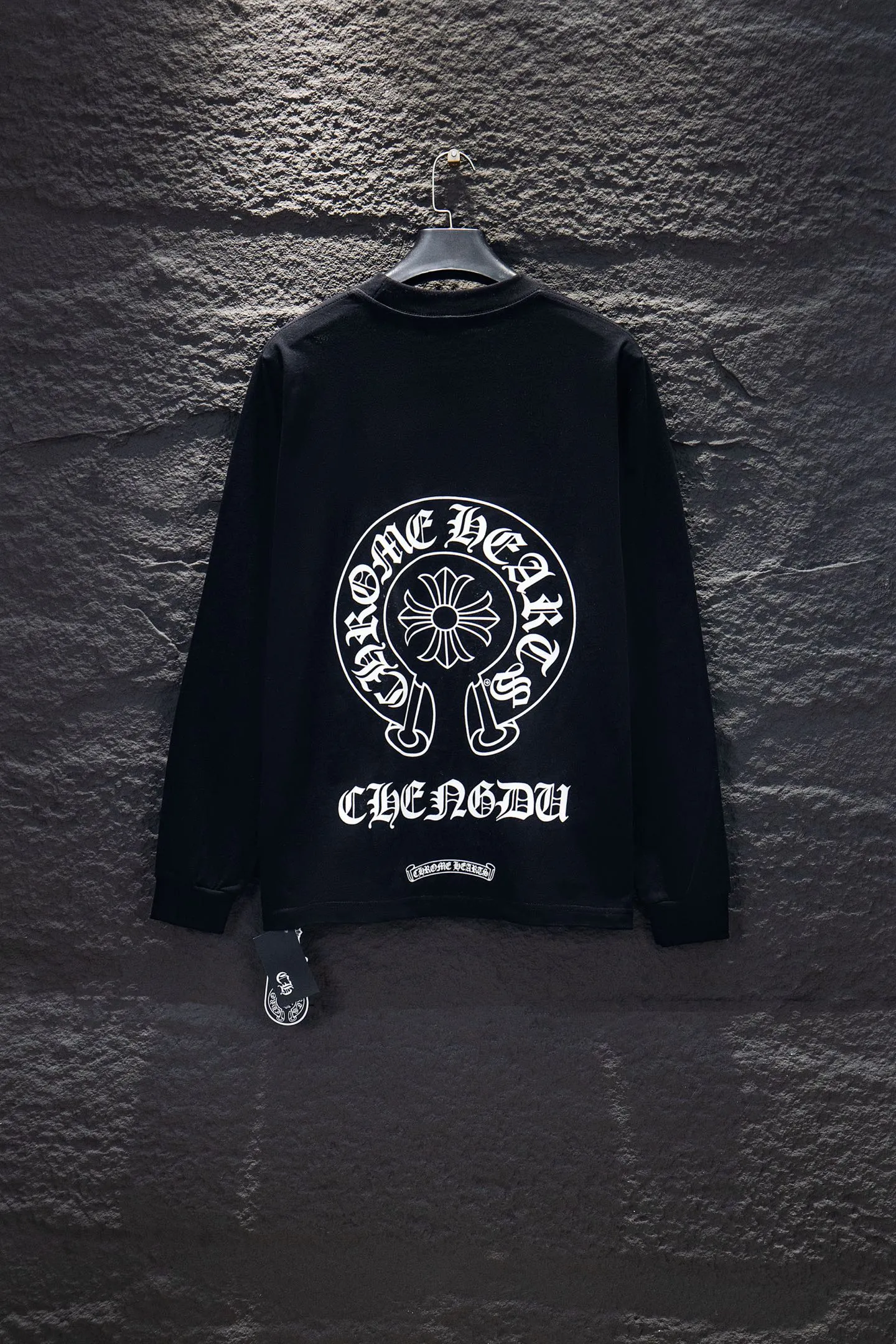 P220 🆕 Chrome hearts limited edition 300g. It is different from the low weight in the market. The os version is really charming. Chrome hearts are really unique. Each season's new version is the best. It is very practical and can be worn casually. Nice✔️ - ⚠️100% cotton. Made of 26-count double yarn and 300-gram pure cotton fabric. Made from imported knitting needle carded cotton, the thickness is moderate, drapey and contoured, making the upper body comfortable! ! It is very tolerant to fat body types and can instantly lose five pounds after wearing it!  The front cuffs and back chest are made of direct-injection printing environmentally friendly glue material, using a mechanized printing process. Mechanical printing has high precision, the positioning accuracy can reach ±0.02mm, and the quality is stable.  The neck strap is made of pure cotton and is cut from one piece. It has no color difference and will not deform. The body of the garment is treated with printing elements on both sides, which greatly increases the interest of the clothing; it has a unique visual effect. The special washing effect creates a unique distressed effect. In the past two years, the oversize version has become the focus of the trend and has been a popular staple in the past two years. The change of designers has made this brand an instant hit. The progress of the times also requires the blood impact of fresh elements and trendy designs to continue the glory! It’s stylish both inside and outside, a must-have for high street travel! An absolute "eye-catching style" that can match couples 💏 Color: Black White Size: S M L XL